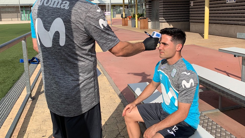 Borja, jugador de Movistar Inter, se toma la temperatura antes de un entrenamiento.