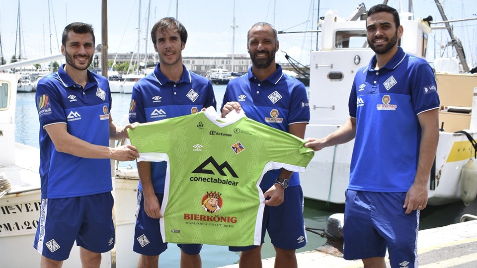 Vadillo posa junto a Lolo, Barrón y Tomaz, capitanes del Palma Futsal.