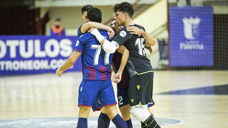 Los jugadores del Levante UD FS celebran un tanto.