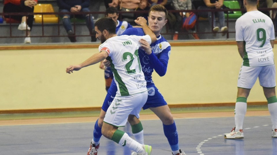 Kiwi, jugador del Irefrank Elche CF, pugna con Daniel, del Manzanares FS Quesos El Hidalgo