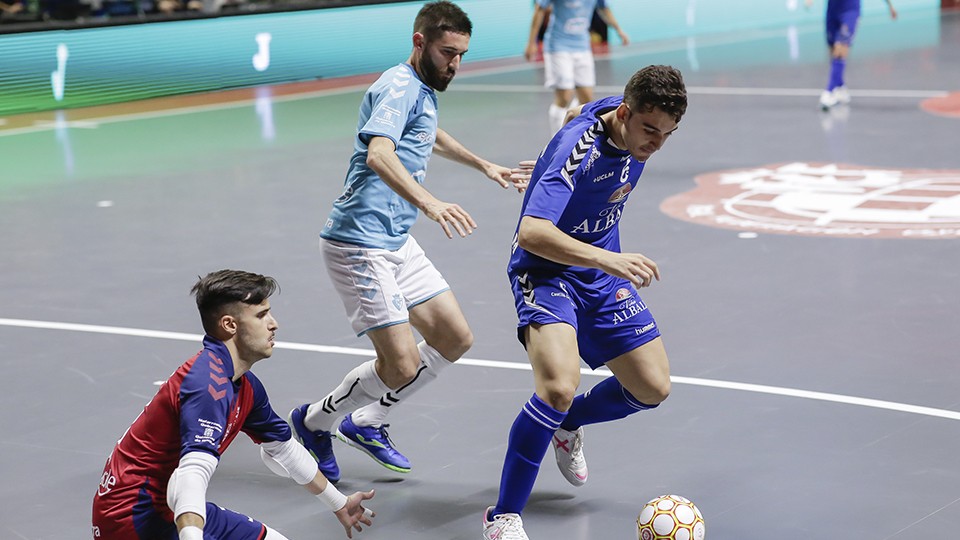 Juanan, jugador del Viña Albali Valdepeñas, ante Asier y Roberto Martil, del CA Osasuna Magna.