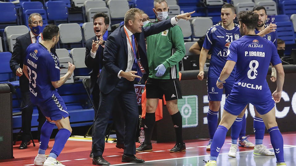 David Ramos, entrenador de Viña Albali Valdepeñas, da instrucciones a sus jugadores.