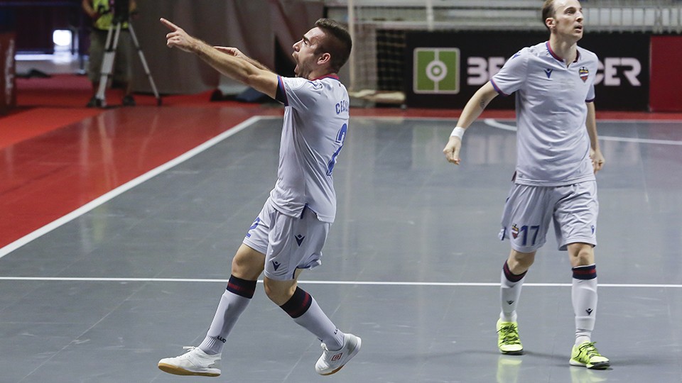 Cecilio, jugador del Levante UD FS, celebra un tanto.