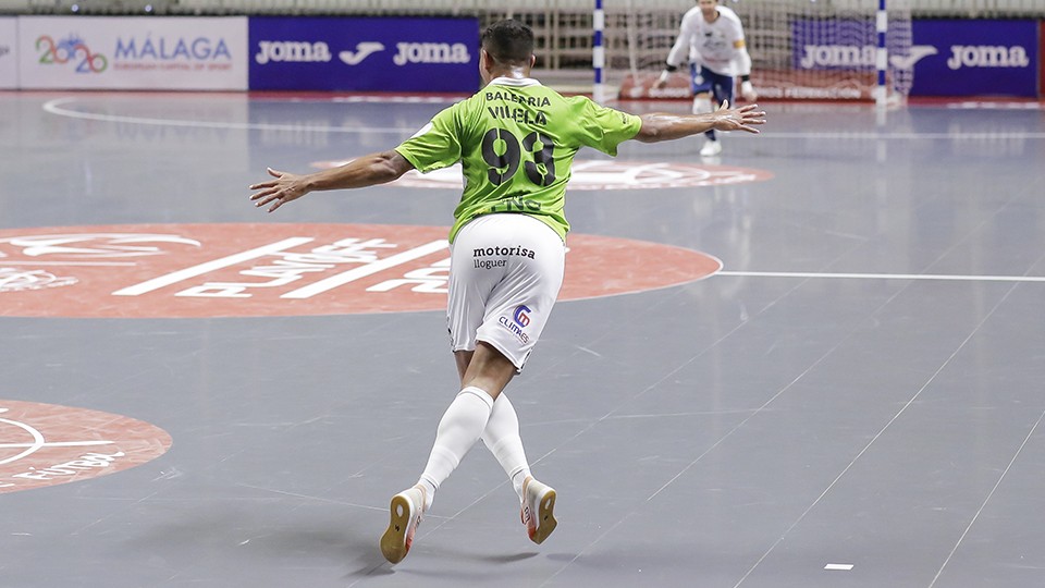 Vilela, jugador del Palma Futsal, celebra un tanto.