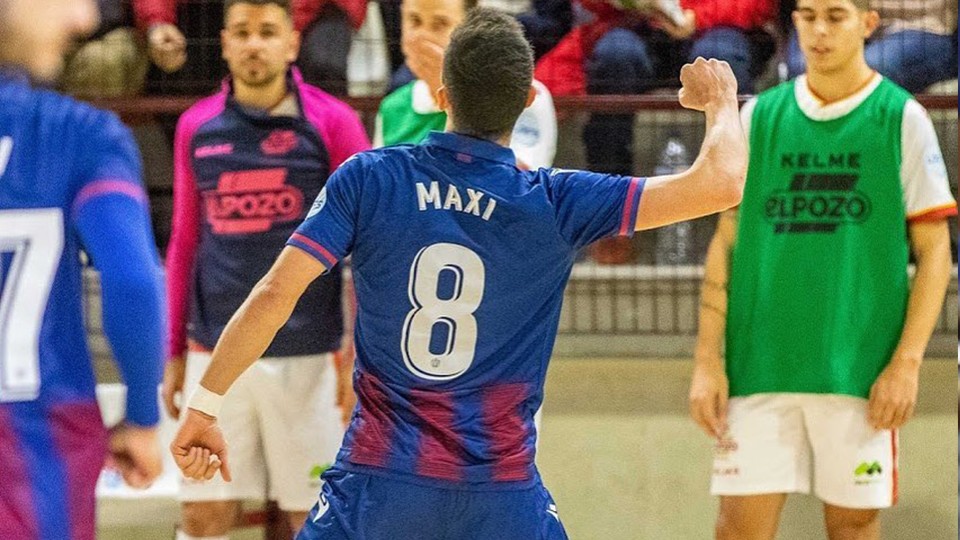 Maxi Rescia, jugador del Levante UD FS, celebra un tanto.