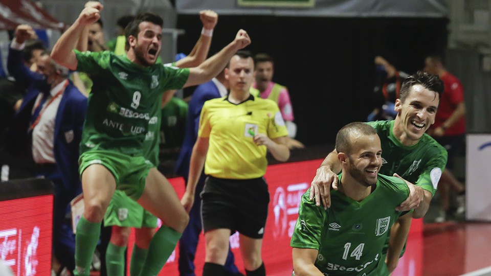 Los jugadores del BeSoccer CD UMA Antequera celebran un tanto.