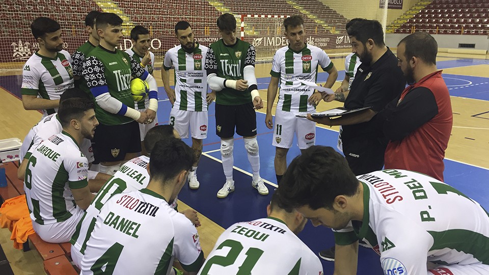 Josan González, entrenador del Córdoba Patrimonio de la Humanidad, da una charla.