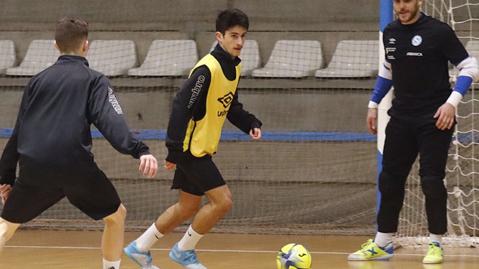 Noel Gómez, durante un entrenamiento con Santiago Futsal.