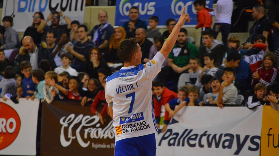 Víctor Tejel celebra un tanto con el Fútbol Emotion Zaragoza.