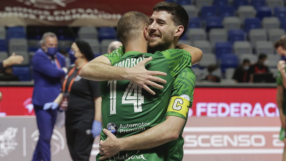 Miguel Conde y Javi Amorós celebran el ascenso a Primera División.