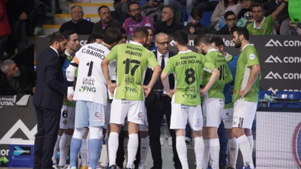 Antonio Vadillo, entrenador del Palma Futsal, da instrucciones durante un tiempo muerto,