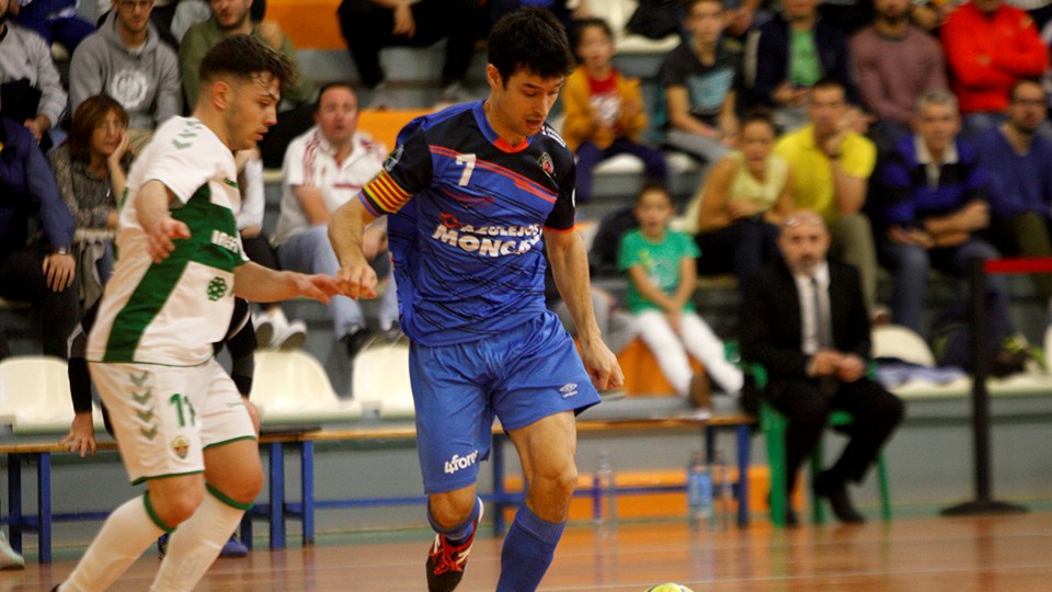 Muniesa, jugador del Full Energía Zaragoza, ante Pele, del Irefrank Elche CF. (Foto: Rubén Losada   FotografiArte)