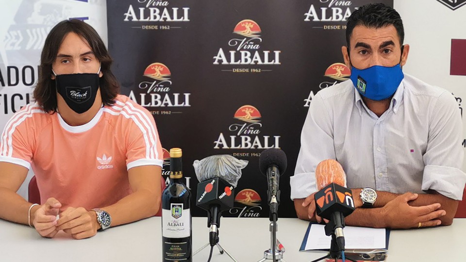 Manu García, junto a Joan Linares, director deportivo del Viña Albali Valdepeñas.