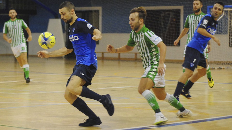 Álvaro López, de Real Betis Futsal, persigue a un rival con el balón.