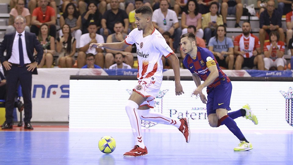 Thalles conduce el balón durante un encuentro.