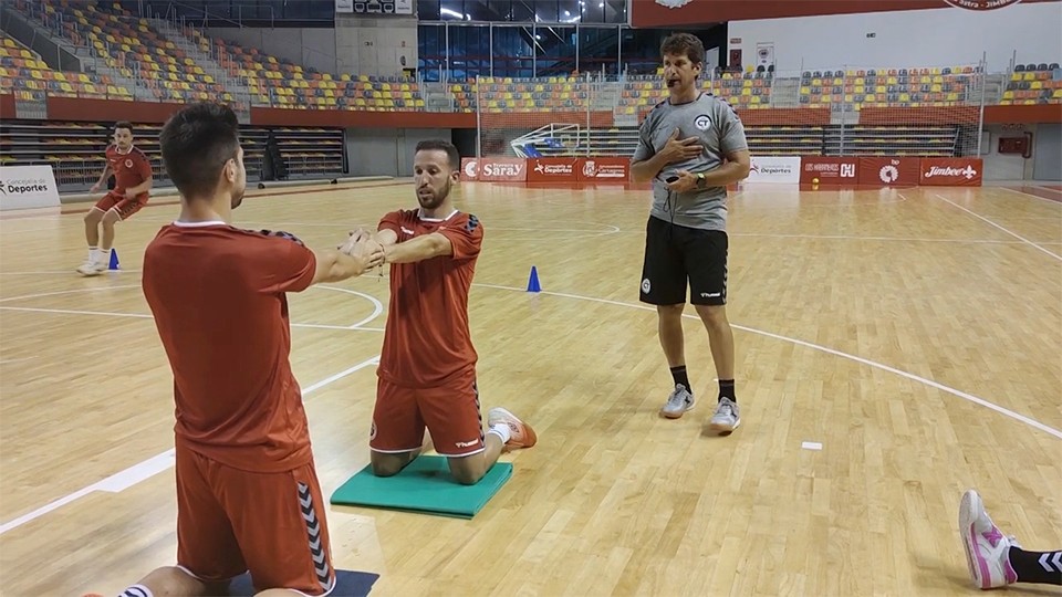 Duda, técnico del Jimbee Cartagena, da instrucciones durante un entrenamiento.