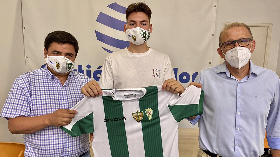 Ricardo Mayor, nuevo jugador del Córdoba Patrimonio de la Humanidad , junto al presidente del club, José Garía Román (izq.) y Salvador Alba (der.), gerente de Gestión y Calor.