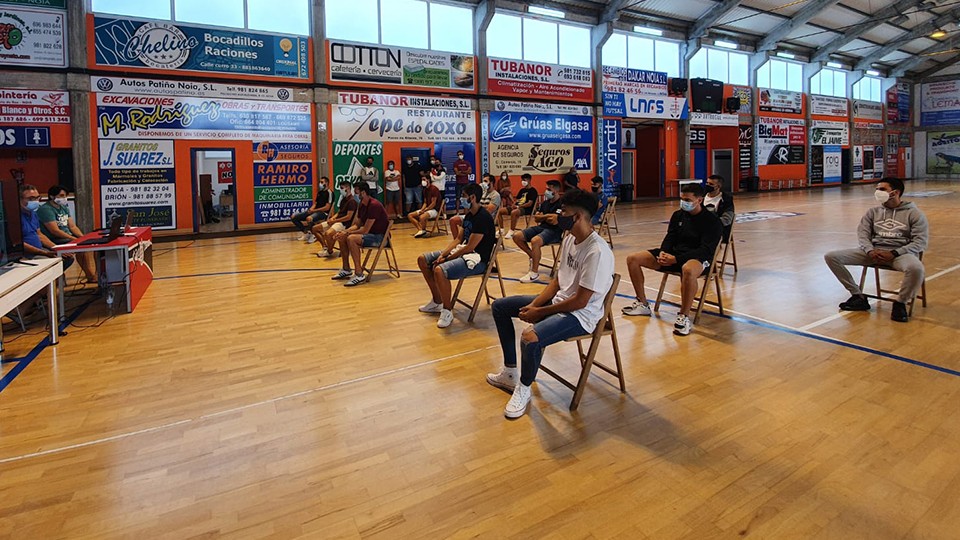 La plantilla del Noia Portus Apostoli durante la reunión celebrada en el inicio de la pretemporada.