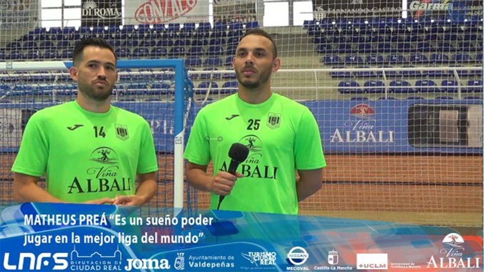 Matheus Preá, junto a Rafa Rato, en su primera entrevista como jugador de Viña Albali Valdepeñas.