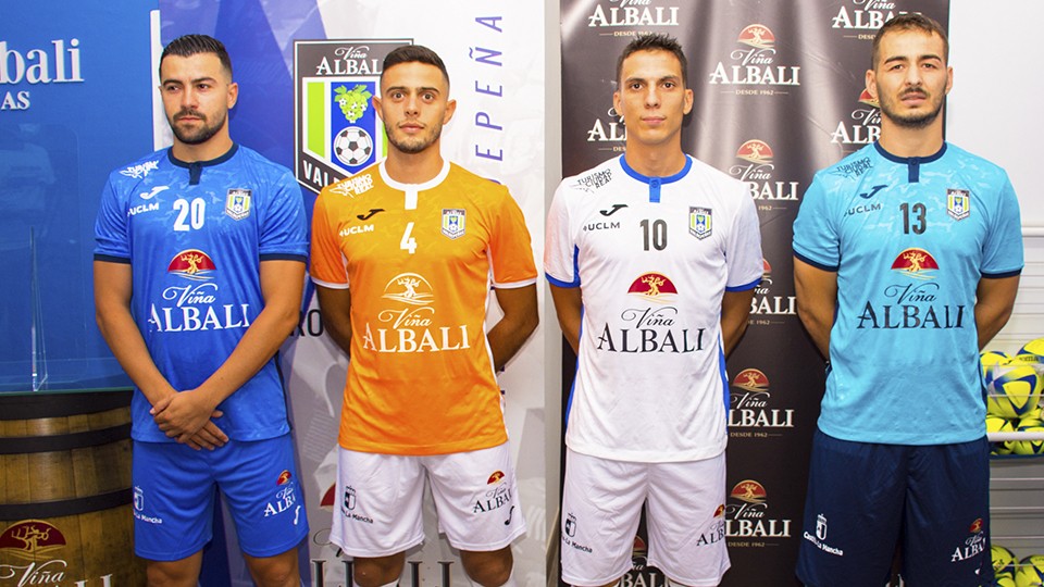 Presentación de las equipaciones Joma del Viña Albali Valdepeñas para la 20/21.