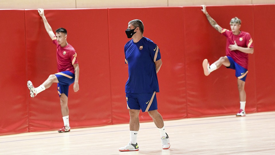 Xavi Closas, entrenador del Barça B durante un entrenamiento