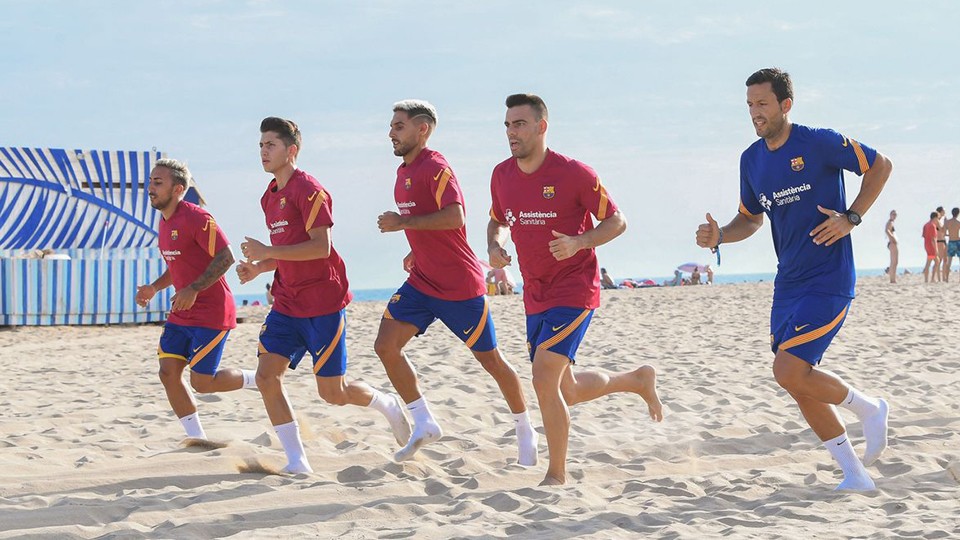Entrenamiento en la playa del Barça.