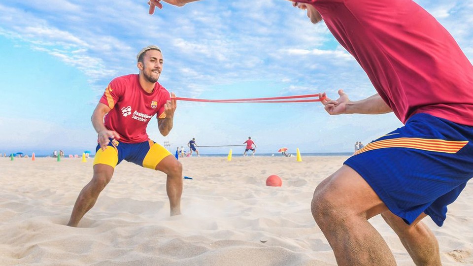Joselito, jugador del Barça, durante un entrenamiento en la playa. (Foto: Paco Largo - FC Barcelona)