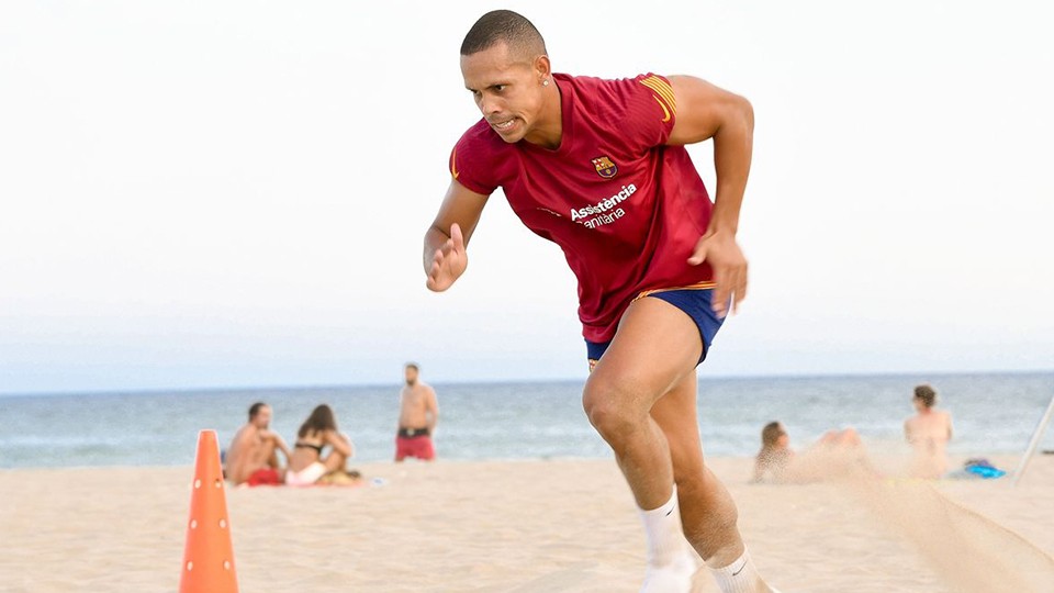 Ferrao, jugador del Barça, durante un entrenamiento en la playa. (Foto: Paco Largo - FC Barcelona)