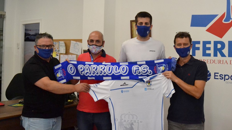 Chema Ramos, responsable comercial de O Parrulo Ferrol, Alfonso Junquera, administrador de Ferrín Seguros, Marc García, portero de O Parrulo Ferrol y José Naveira, secretario del club.