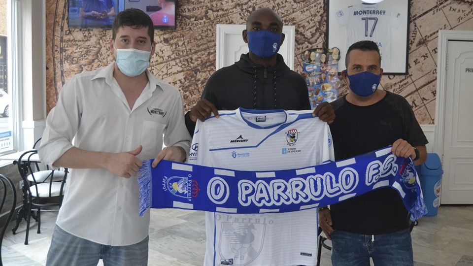 Luis Vega, propietario de Cafetería Monterrey, Ique, jugador de O Parrulo Ferrol y Roberto Testa, director de la Escuela de Fútbol Sala de O Parrulo Ferrol.