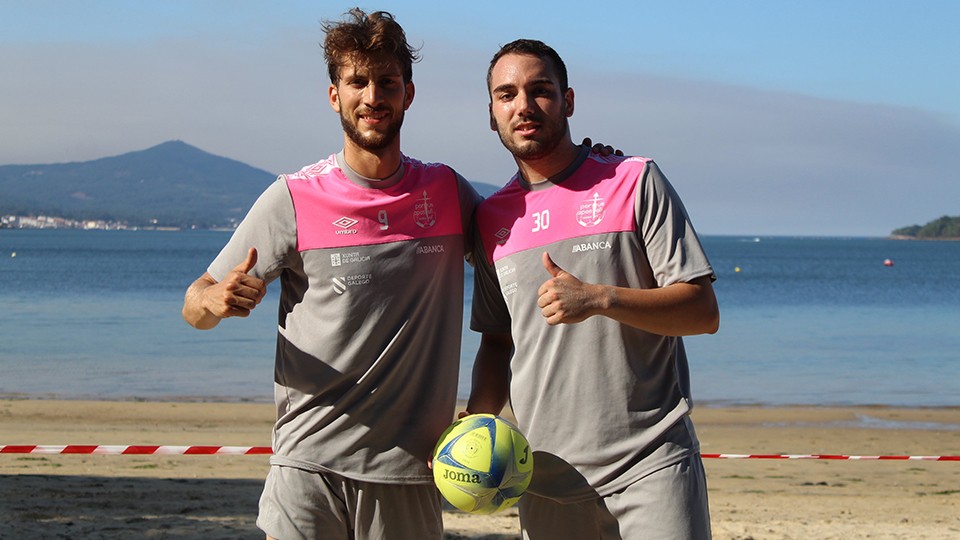 Antonio Diz, jugador del Noia Portus Apostoli, junto a su compañero, el portero Domingo Asensio.