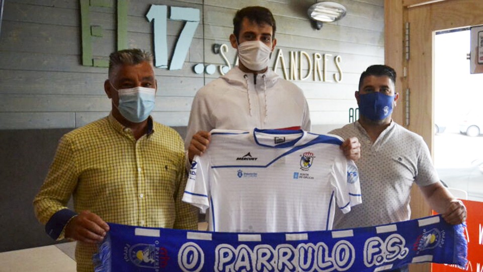 José Vicente, propietario de El 17 de San Andrés, Víctor Espíndola, nuevo portero de O Parrulo Ferrol, e Iván López, director deportivo de la entidad ferrolana.