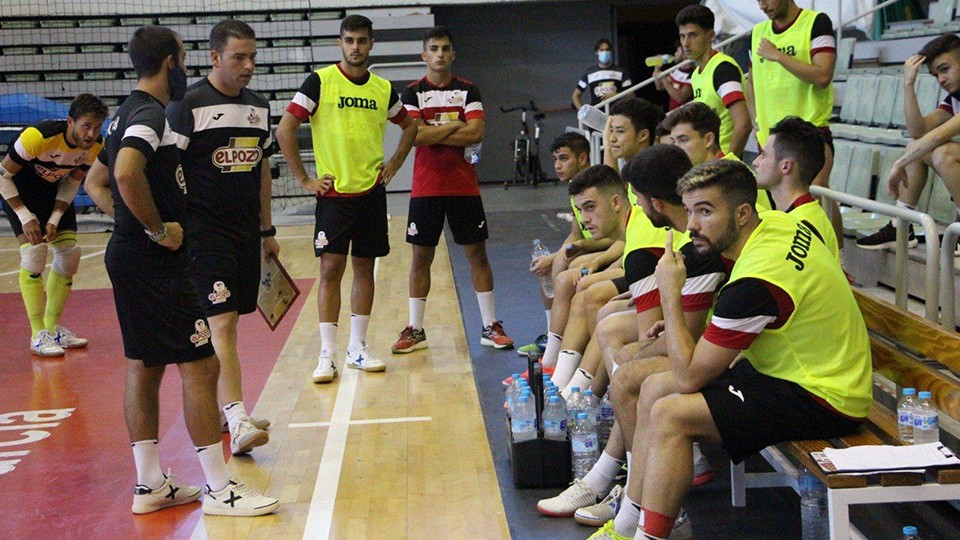 Guillermo Martínez, entrenador de ElPozo Ciudad de Murcia, da instrucciones a sus jugadores