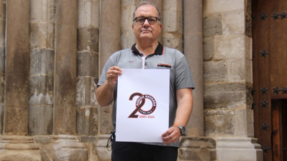 Alberto Ramírez, presidente de Aspil Jumpers Ribera Navarra, con el logotipo del 20 aniversario del club.