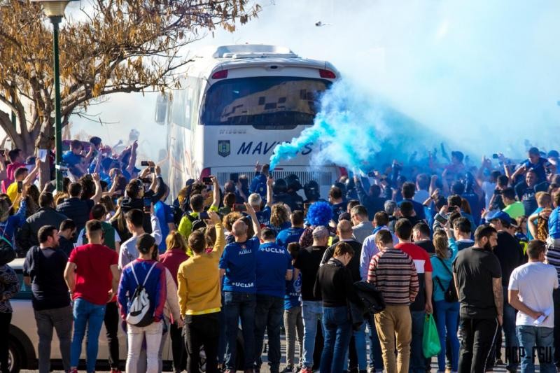 Afición del Viña Albali Valdepeñas recibiendo al equipo antes de un partido (Fotografía: Viña Albali Valdepeñas)