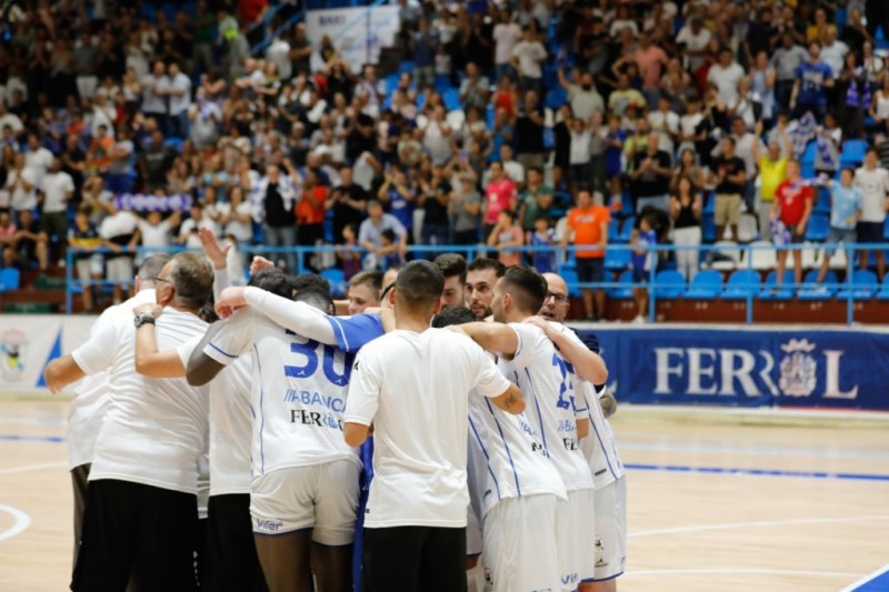 Los jugadores de O Parrulo Ferrol junto a la afición (Fotografía: Hugo Nidáguila / Instantes Momentos Fotográficos)