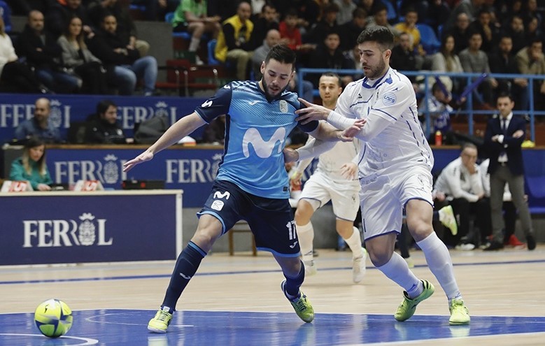 Diego Núñez, jugador de O Parrulo Ferrol, en un encuentro de Liga (Fotografía: Hugo Nidáguila Instantes Momentos Fotográficos)