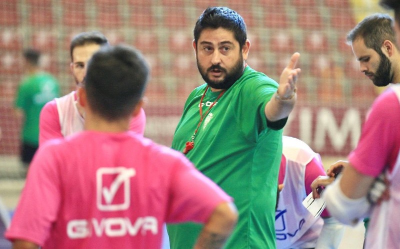 Josan González, entrenador del Córdoba Patrimonio de la Humanidad, durante un entrenamiento