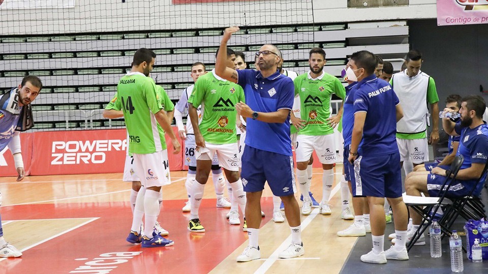 Vadillo, entrenador de Palma Futsal, da indicaciones a sus jugadores.