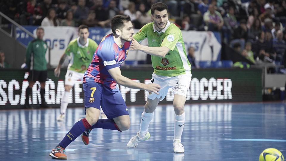 Dyego, jugador del Barça, ante Lolo, del Palma Futsal.
