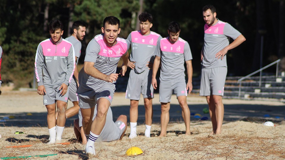 Los jugadores del Noia Portus Apostoli durante un entrenamiento en la playa.