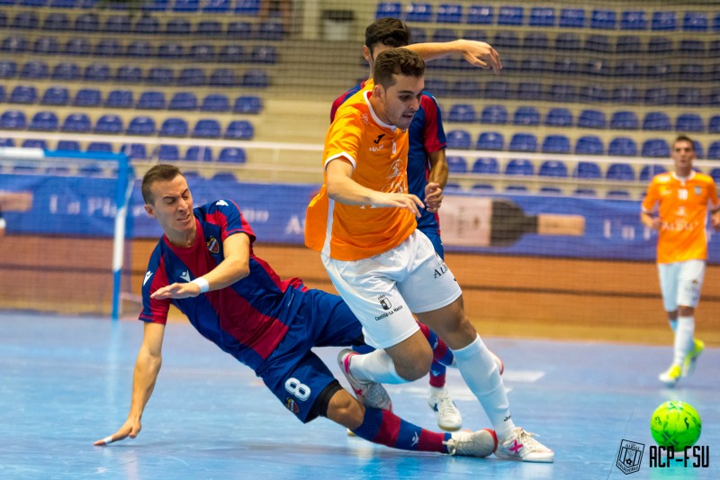 Maxi Rescia, del Levante UD FS, entra a Juanan, del Viña Albali Valdepeñas, en el partido de pretemporada (Fotografía: ACP-FSV)