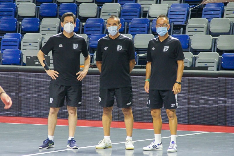 Enrique Melero, preparador físico del BeSoccer UMA Antequera, junto al resto del cuerpo técnico