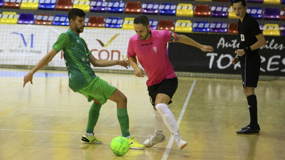 Manu Leal, jugador del Córdoba Patrimonio de la Humanidad, ante Vargas, del BeSoccer CD UMA Antequera.