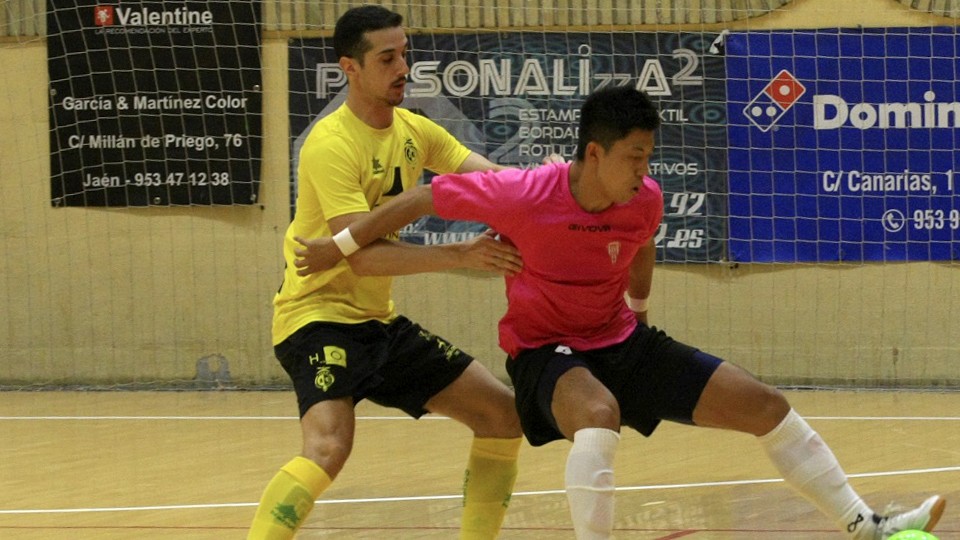 Shimizu, jugador del Córdoba Patrimonio de la Humanidad, protege el balón ante Piqueras, del Jaén FS.