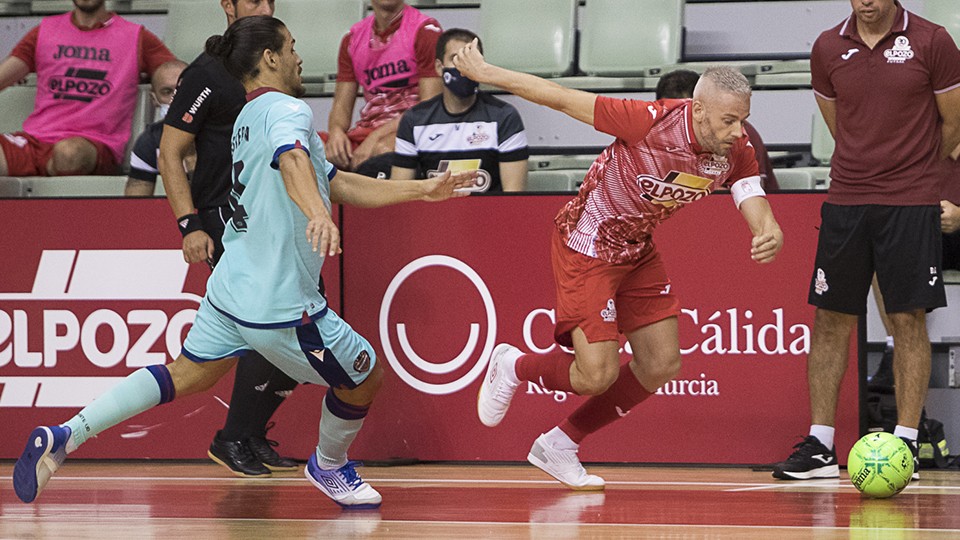 Miguelín, jugador de ElPozo Murcia Costa Cálida, regatea a Esteban, del Levante UD FS. (Foto: Pascu Méndez)