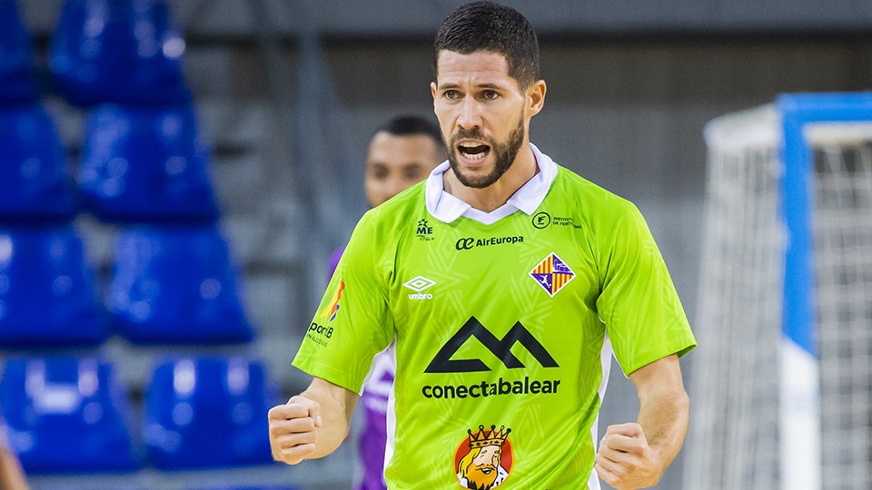 Raúl Campos, jugador de Palma Futsal, celebra un tanto.