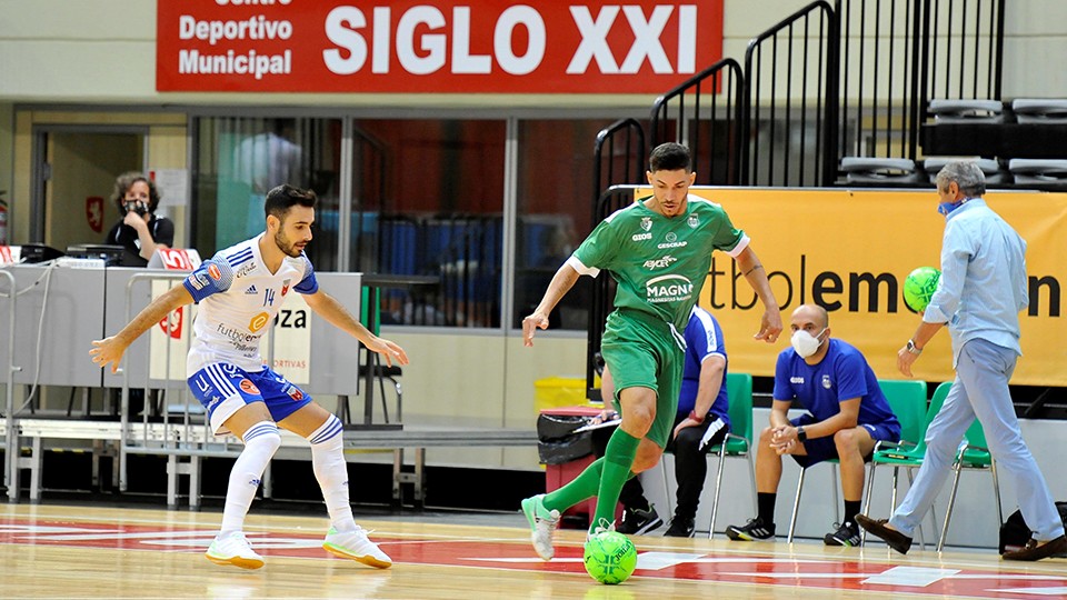 Wanderson, de CA Osasuna Magna, conduciendo el balón.