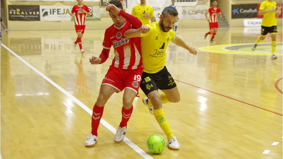 Jesús, de Jimbee Cartagena, y Mauricio, de Jaén Paraíso Interior, pugnan por el balón.