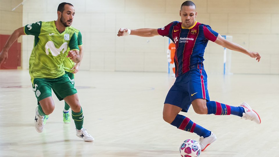 Ferrao, del Barça, intenta dispara ante la presión de Boyis, de Movistar Inter.